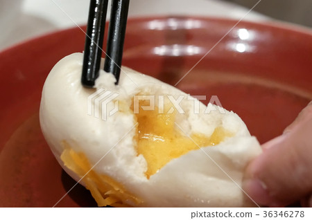Motion of people eating steamed egg yolk bun Motion of people eating steamed egg yolk bun 36346278