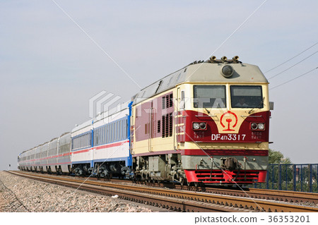 A mixed train of DF4D tow. 2005/9/15 36353201