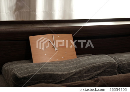 時鐘和床 36354503