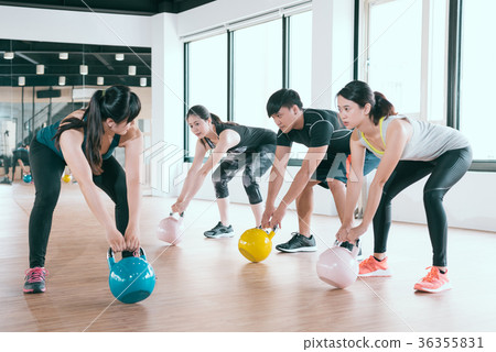 expert instructor starts to educate a team 36355831