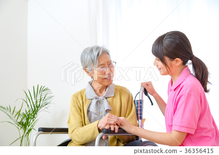 Elderly people and assistants in conversation Care image Assistance scene Listen to the story Old man Elderly people and assistants in conversation Care image Assistance scene Listen to the story Old man 36356415
