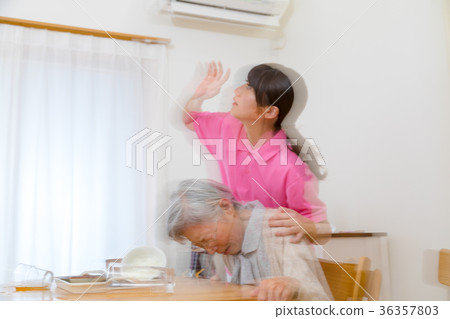 *Severe blurring due to production Great earthquake occurred Caregiver protecting the elderly Elderly cold Sick 36357803