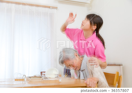 *Severe blurring due to production Great earthquake occurred Caregiver protecting the elderly Elderly cold Sick 36357807