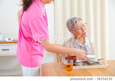 吃飯的老人和看著它的照顧者不喜歡吃一點飯的老人感冒病 36358230