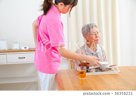 吃飯的老人和看著它的照顧者不喜歡吃一點飯的老人感冒病 吃飯的老人和看著它的照顧者不喜歡吃一點飯的老人感冒病 36358231