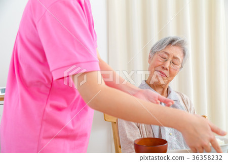 The elderly who eat and the carers who watch over it The old man who dislikes a little meal Cold sickness 36358232