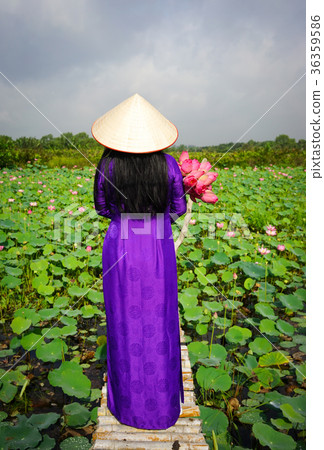 Vietnamese woman in traditional dress 36359586