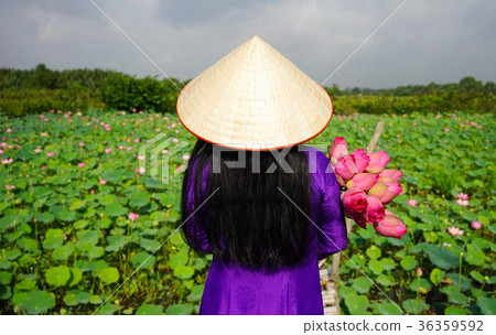 Vietnamese woman in traditional dress Vietnamese woman in traditional dress 36359592