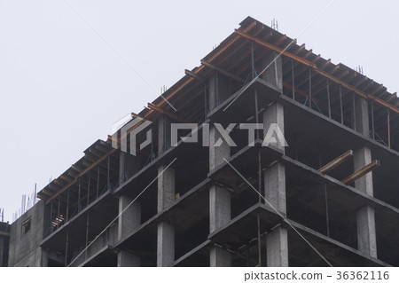 Construction of houses in winter. Severe weather 36362116