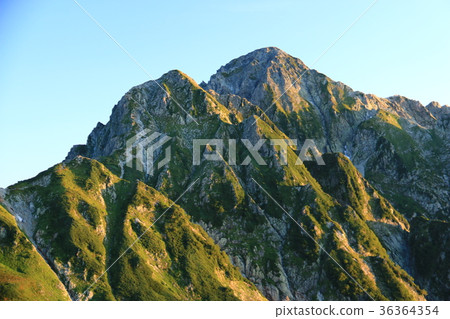 肯德基在早晨的陽光下閃閃發光 36364354