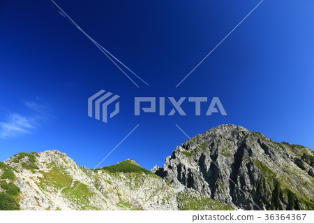 通往山頂的道路 通往山頂的道路 36364367