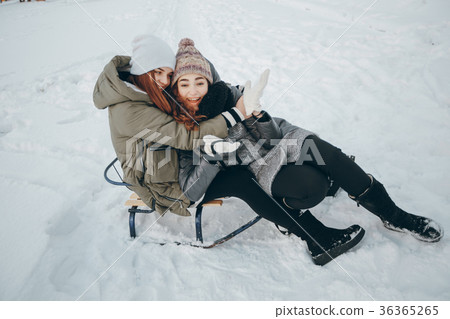 girl with sledge 36365265