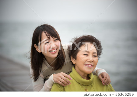 父母和孩子的母親和女兒 36366299