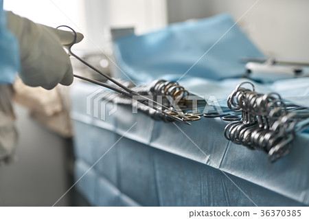 Nurse is taking forceps 36370385