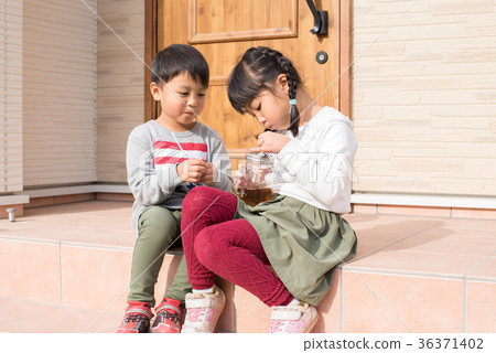 Child who drinks well Child who drinks well 36371402