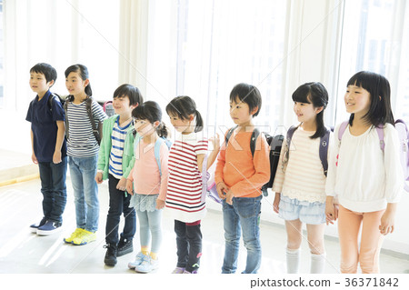 Multiple elementary school students 36371842