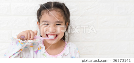 Little asian cute girl brush teeth Little asian cute girl brush teeth 36373141