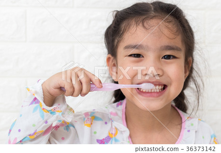 Little asian cute girl brush teeth Little asian cute girl brush teeth 36373142