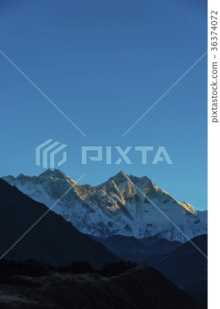 早上登上珠穆朗瑪峰山脈 36374072