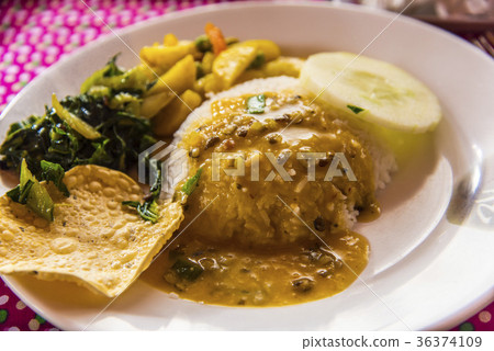 在珠穆朗瑪峰高速公路上的尼泊爾午餐 36374109