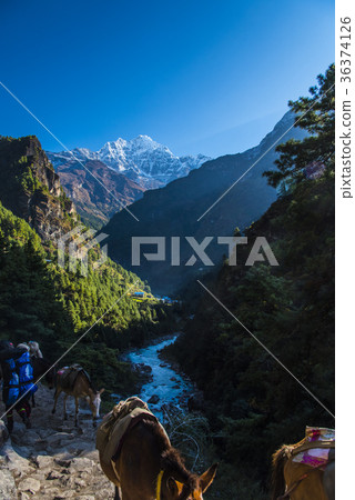 珠穆朗瑪峰高速公路和Ksumum Gangul 36374126