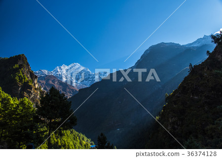 晨光和Kussum Kangur在珠穆朗瑪峰高速公路上 晨光和Kussum Kangur在珠穆朗瑪峰高速公路上 36374128