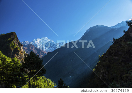 晨光和Kussum Kangur在珠穆朗瑪峰高速公路上 晨光和Kussum Kangur在珠穆朗瑪峰高速公路上 36374129