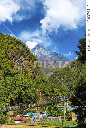 珠穆朗瑪峰高速公路吊橋和Kumbila 36374145