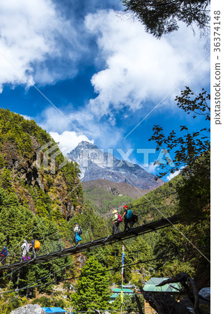 珠穆朗瑪峰高速公路吊橋和Kumbila 36374148