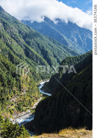 珠穆朗瑪峰路Dude Kosi河流經山谷 36374166