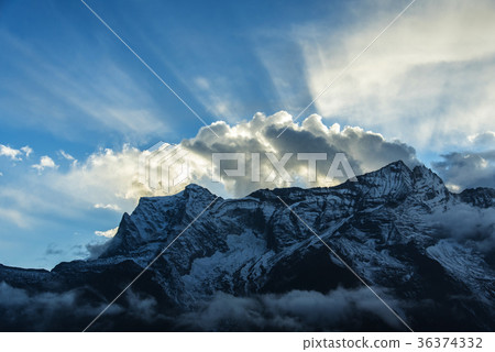 Condéri that emits light 36374332