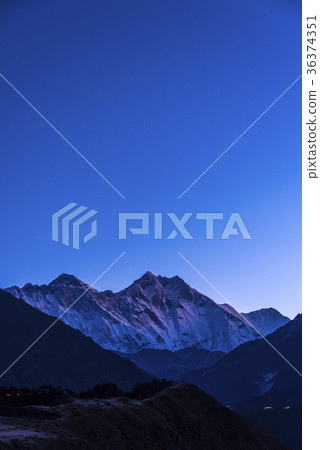 黎明時分的珠穆朗瑪峰山 36374351