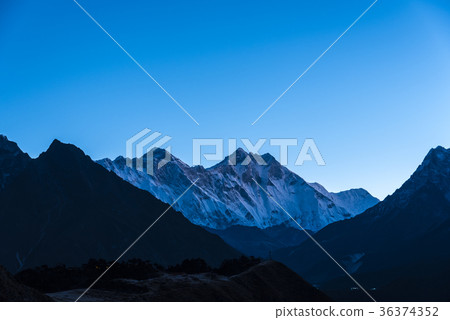 黎明時分的珠穆朗瑪峰山 36374352