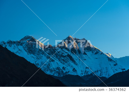 早上登上珠穆朗瑪峰山脈 36374362