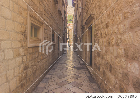Narrow aisle between old building in Dubrovnik. 36375899