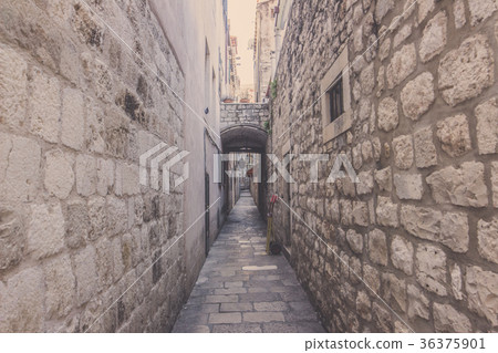 Narrow aisle between old building in Dubrovnik. 36375901