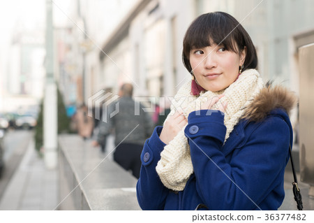 站立在冬天街角Marunouchi的少婦 36377482