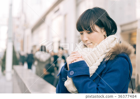 站立在冬天街道上的20s婦女 36377484