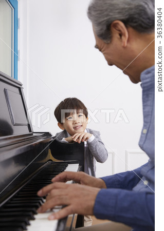 祖父,孫子,鋼琴 祖父,孫子,鋼琴 36380404