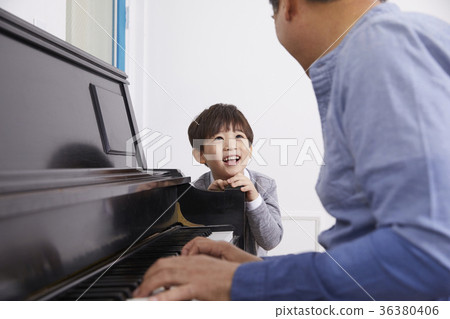 祖父，孫子，鋼琴 36380406