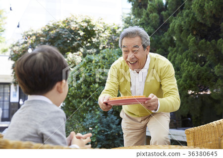 祖父,孫子,食物 祖父,孫子,食物 36380645