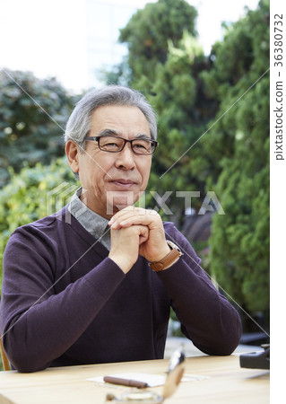 Old man, man, typewriter 36380732