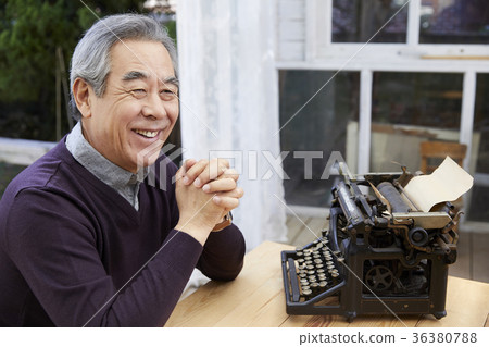 Old man, man, typewriter 36380788