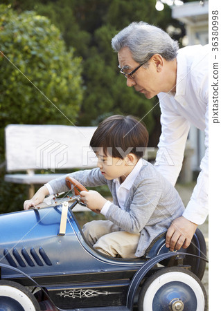 Grandfather, grandson, minicar, toy Grandfather, grandson, minicar, toy 36380998