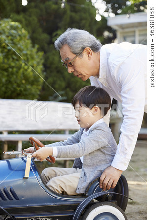Grandfather, grandson, minicar, toy Grandfather, grandson, minicar, toy 36381038
