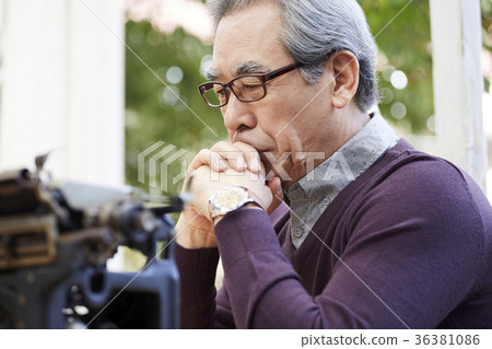 Old man, man, typewriter 36381086