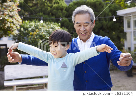 祖父，孫子，長凳 36381104