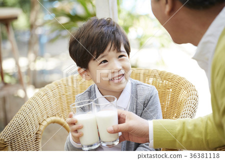 Grandfather, grandson, food 36381118