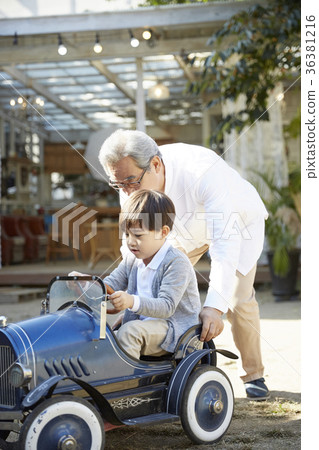 Grandfather, grandson, minicar, toy Grandfather, grandson, minicar, toy 36381216