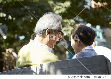 祖父，孫子，長凳 36381239